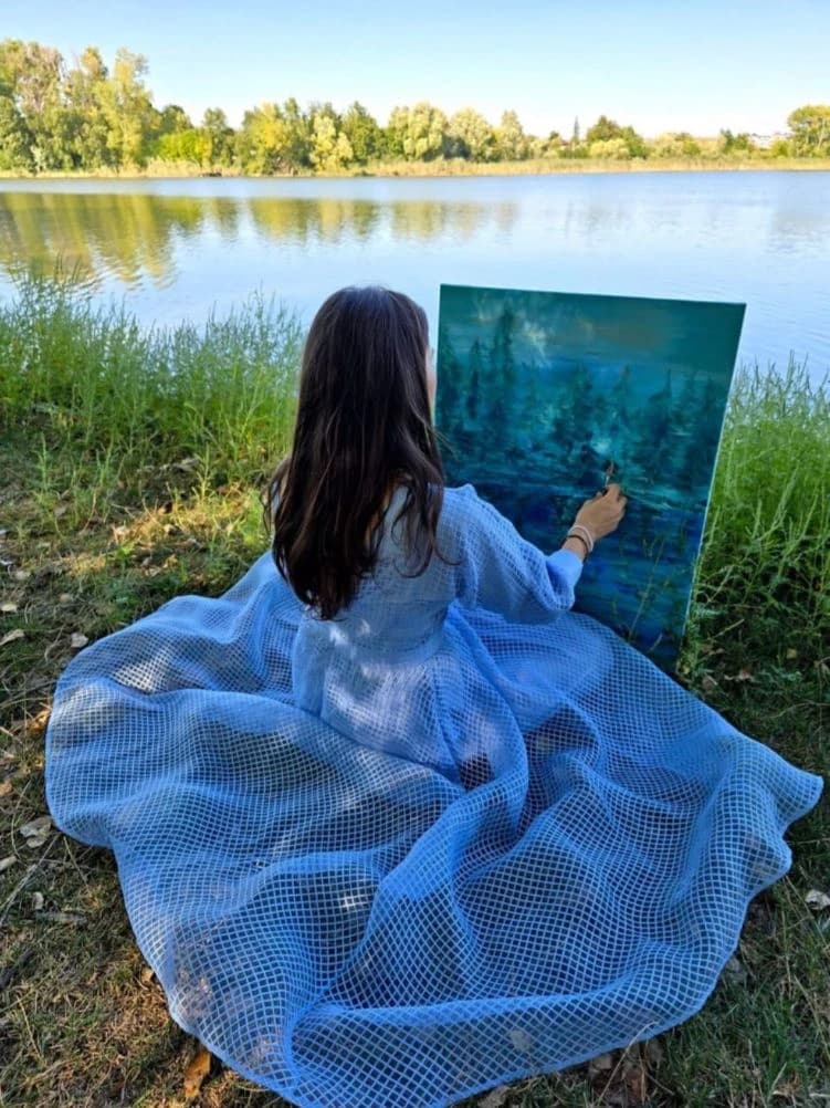 Mihaela Bozariu painting outdoors