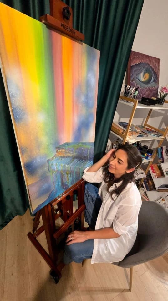 Mihaela Bozariu working at her easel
