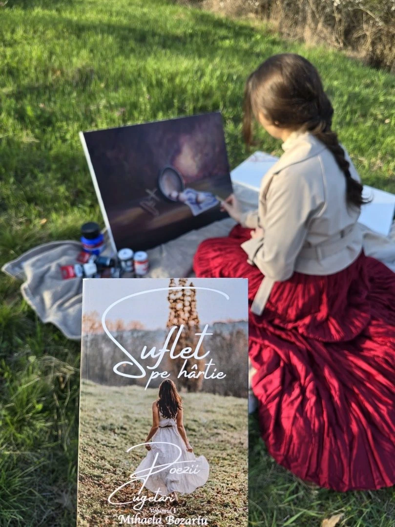 Cartea Suflet pe hârtie fotografiată în aer liber, lângă artistă